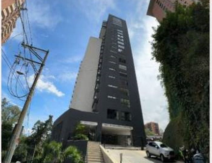 Falla en ascensor que se descolgó deja un muerto y un herido