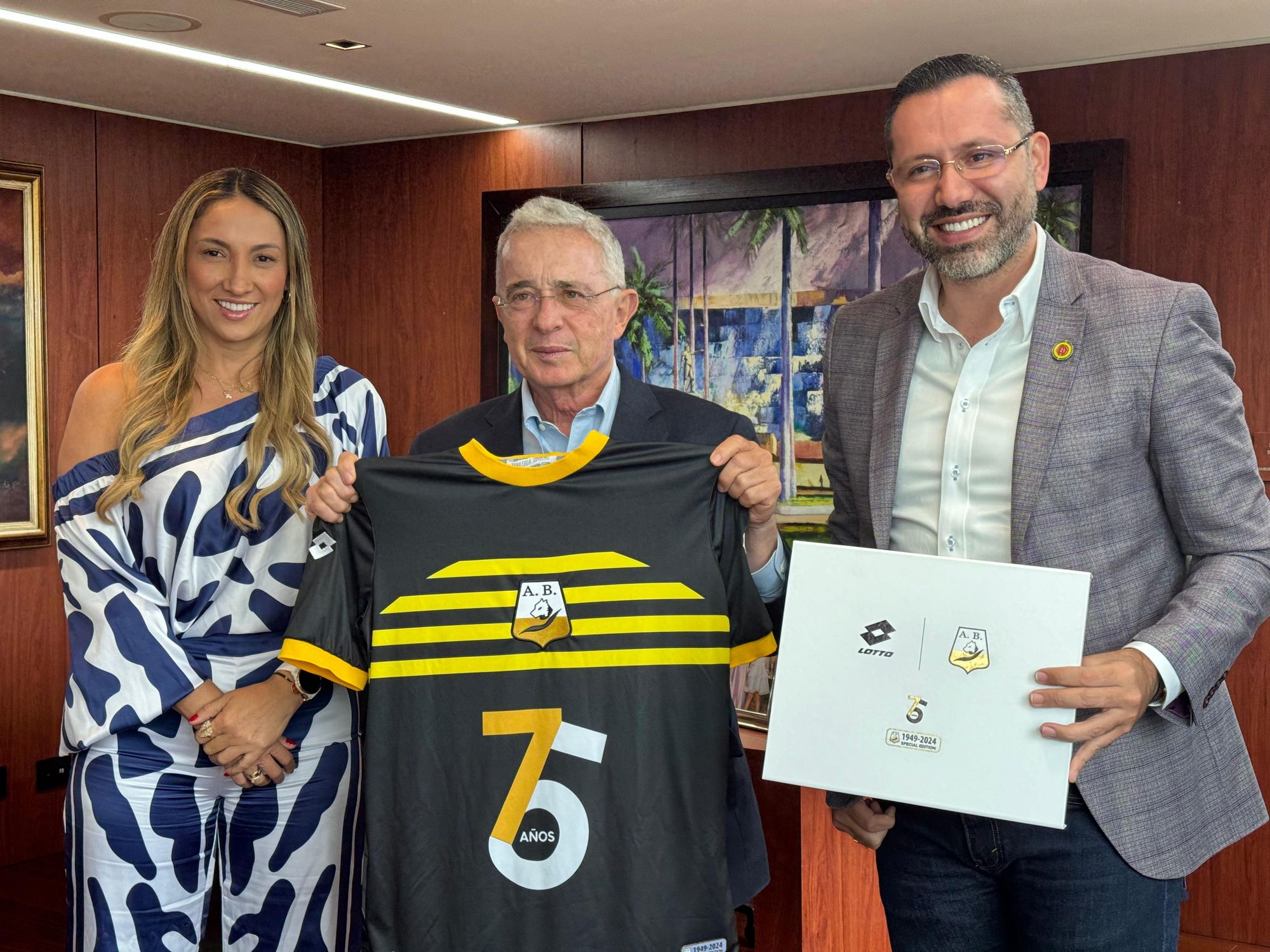 Álvaro Uribe visitó la Alcaldía y salió vestido de ‘Leopardo’