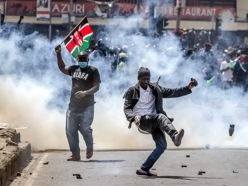 Policía deja varios muertos en asalto a parlamento