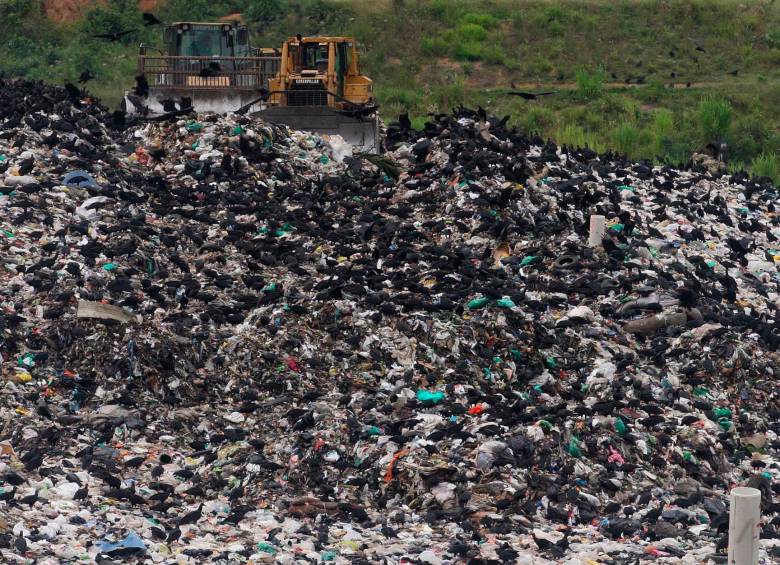 Bebé recién nacido es encontrado sin vida en un relleno sanitario