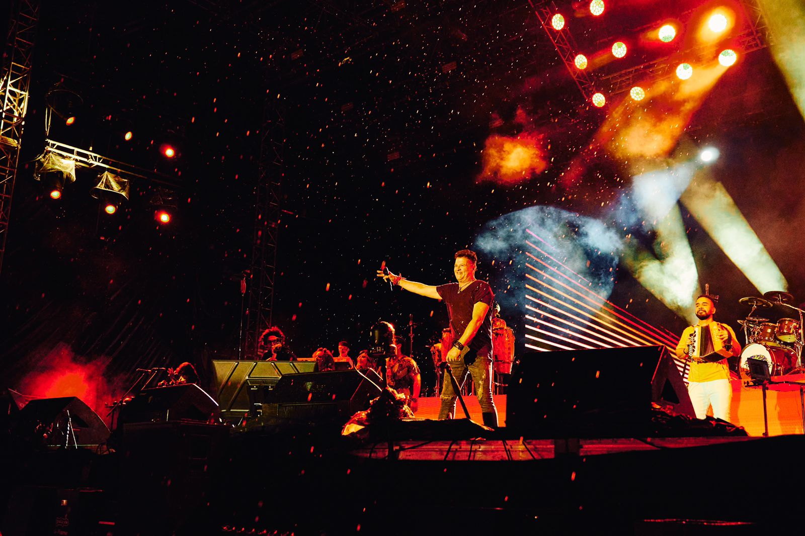 Carlos Vives, Pipe Bueno y Blessd brillaron en evento cultural