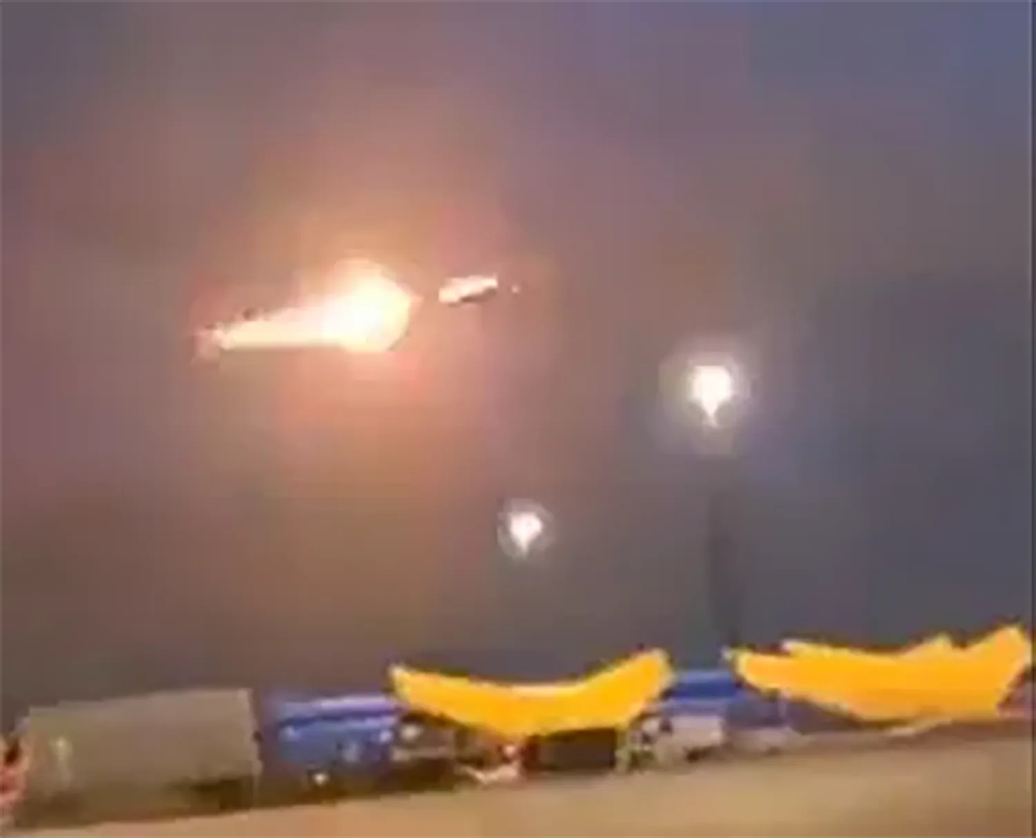 Aterrizaje de emergencia en Toronto: Avión con casi 400 pasajeros sufre incendio en un motor