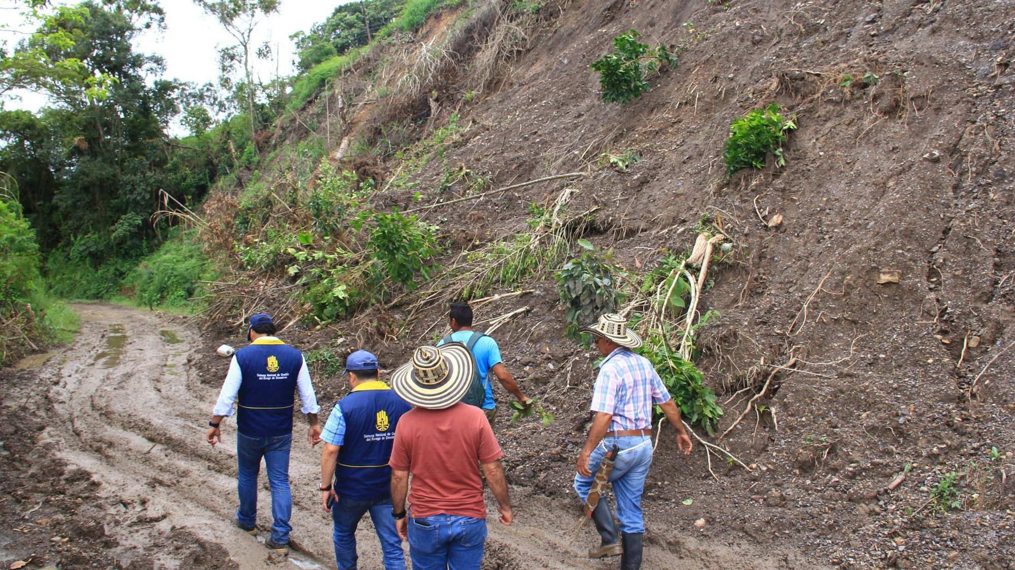 Maquinaria amarilla interviene en 7 municipios de Santander