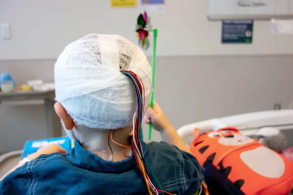 Oran: primer paciente en el mundo en recibir implante de estimulación cerebral profunda para tratar la epilepsia