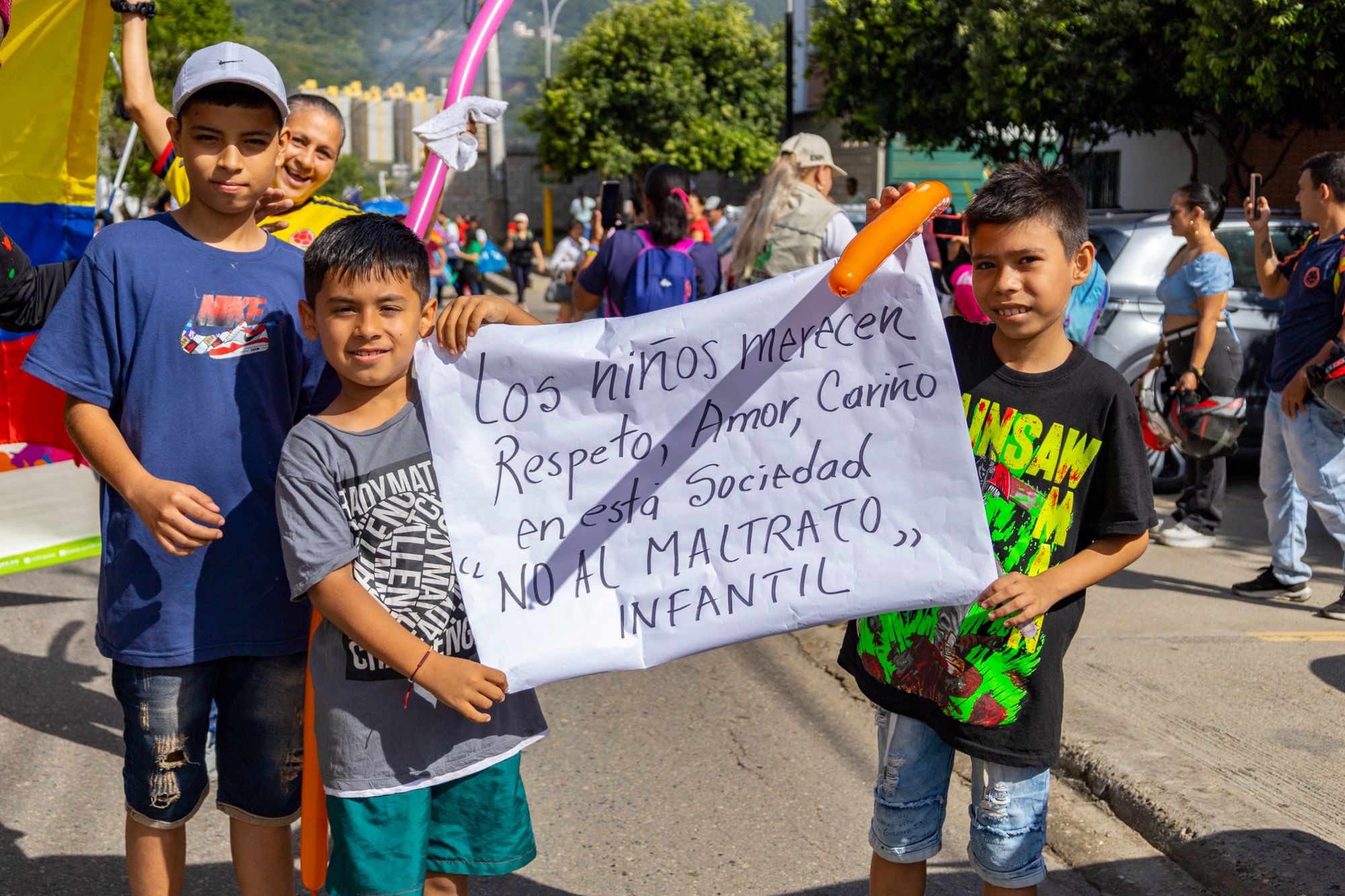 Tarjeta roja al trabajo infantil: Comunidad marchó por los derechos de la infancia