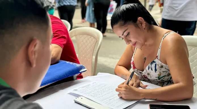 La Casa de Justicia Móvil lleva soluciones legales a los barrios de Floridablanca