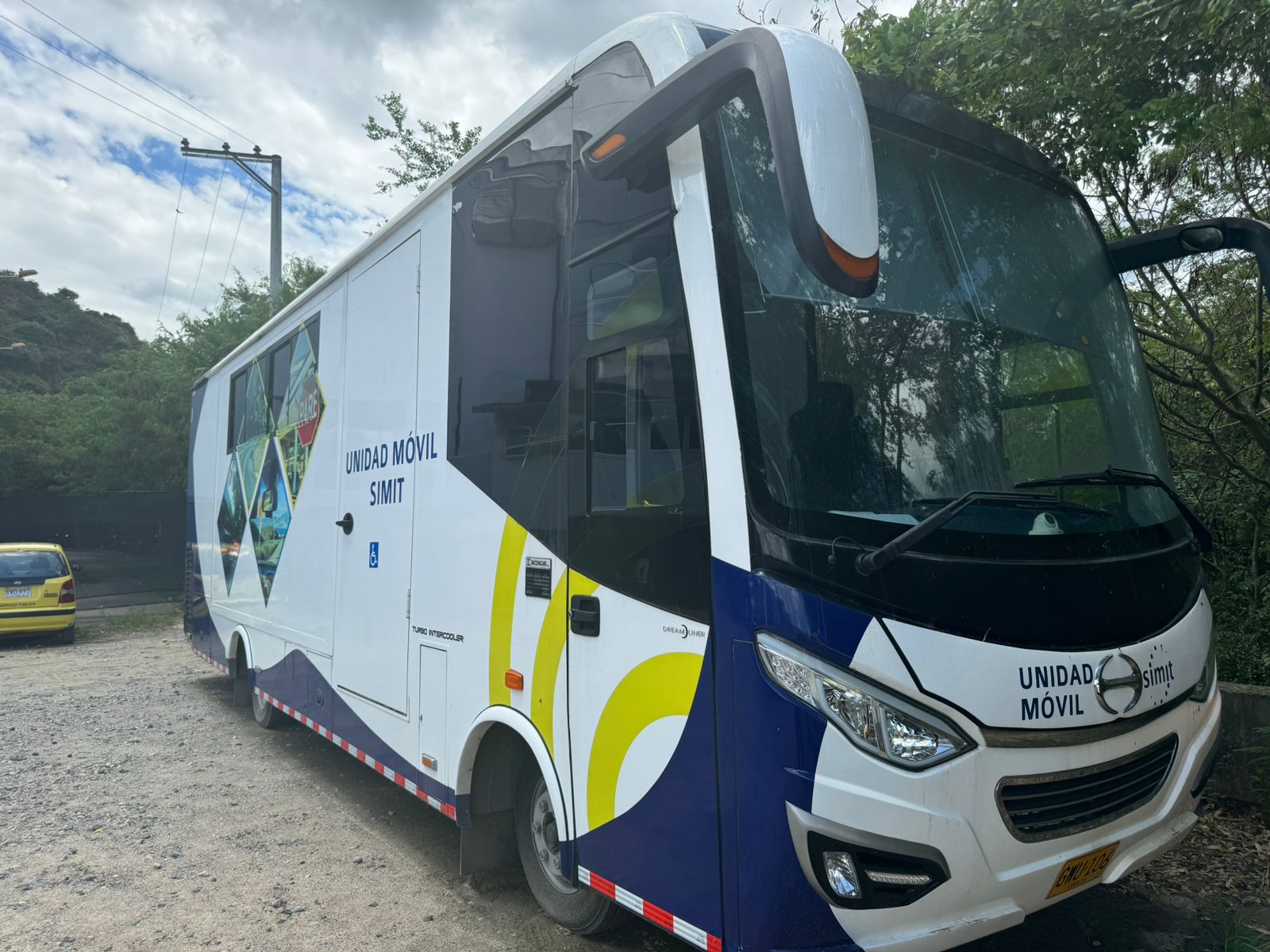 Girón recibe a la Unidad Móvil del SIMIT para facilitar trámites de tránsito