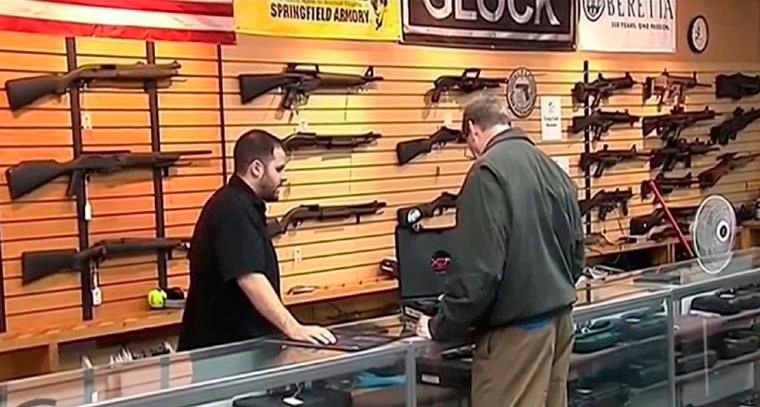 Compraventa de un arma de fuego terminó con la muerte accidental de un mirón