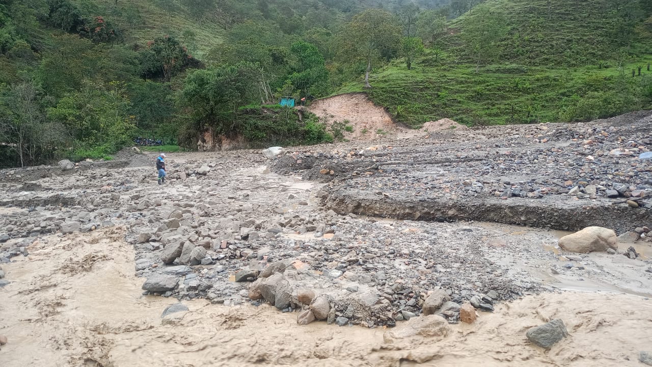 Emergencia en Onzaga por desbordamiento de la quebrada La Leona