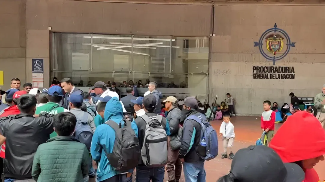 Comunidad emberá protesta frente a la Procuraduría General de la Nación reclamando garantías