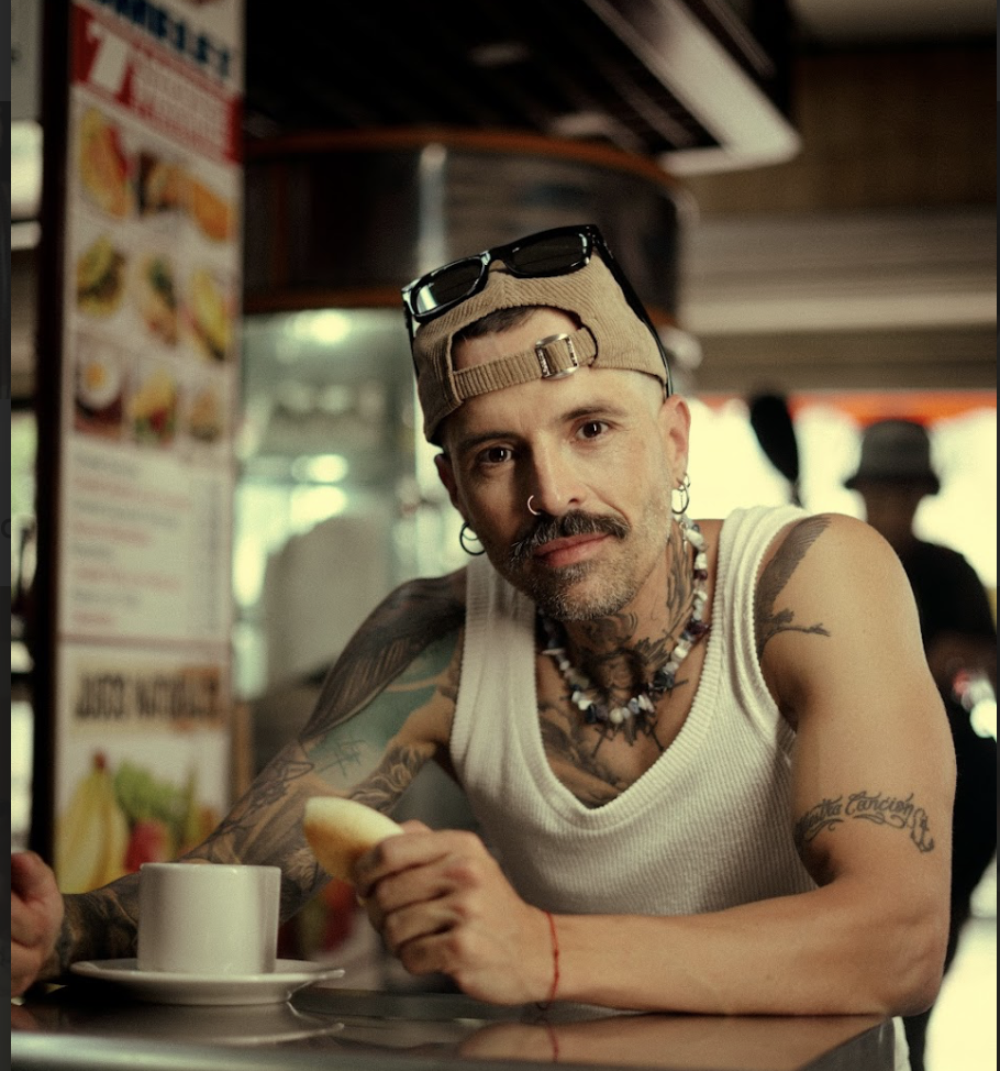 Mike Bahía con una carta de amor y sanación a sus raíces