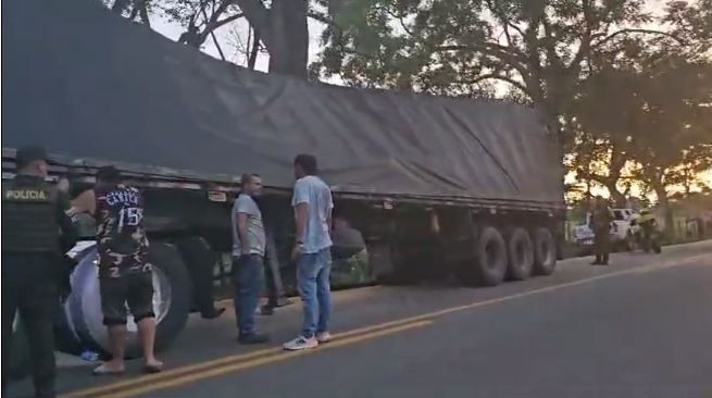 Autoridades evitaron saqueo de camión varado en La Esperanza