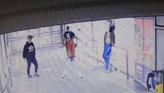 VIDEO. A plena luz del día joven fue asaltada en Estación de Metrolínea