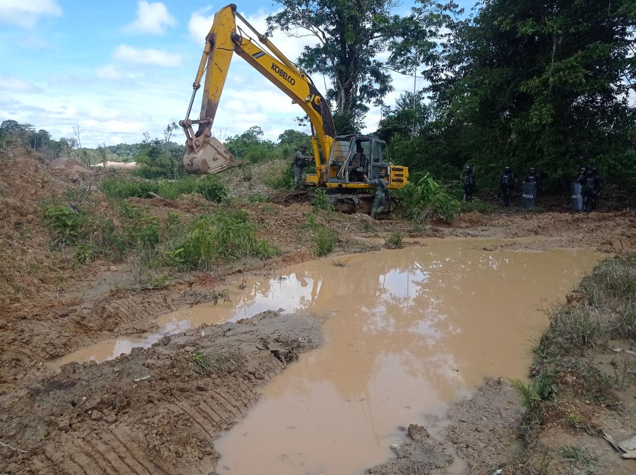 Destruyen maquinaria para minería ilegal valorada en nueve mil millones
