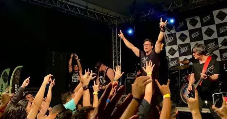 Un abrazo le costó la vida electrocutado a cantante brasileño