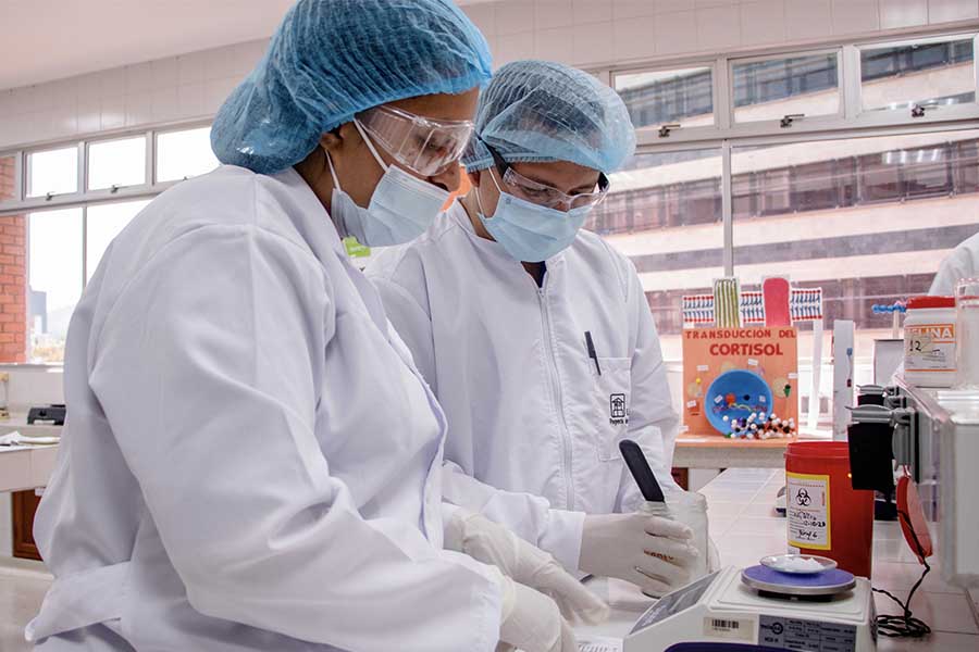 Especialistas del Área recibe mención de honor por contribuciones a industria farmacéutica