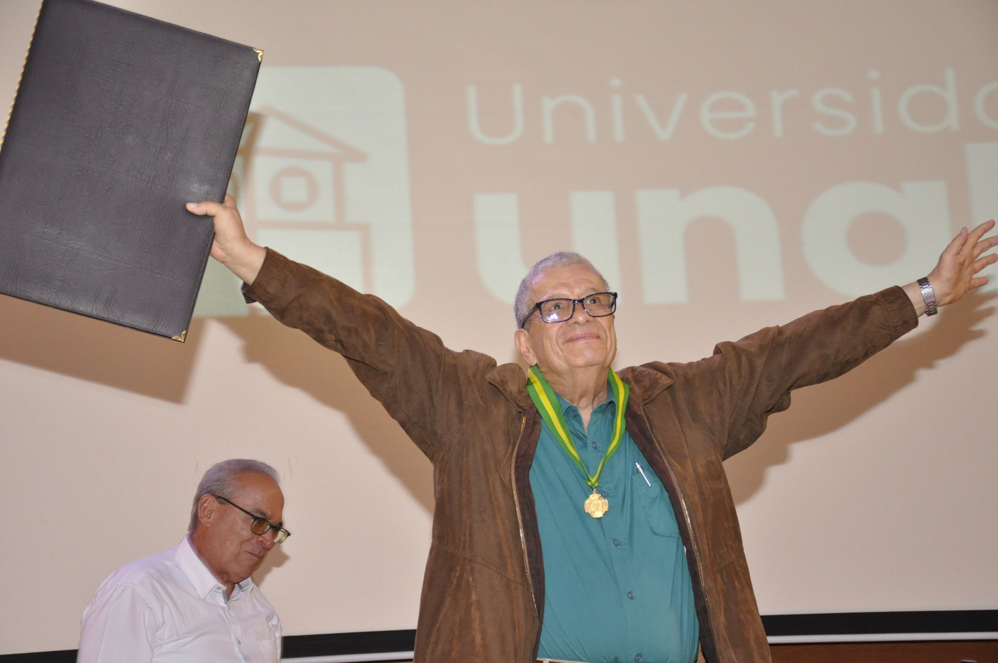 Gonzalo España Arenas: Un homenaje a su trayectoria literaria