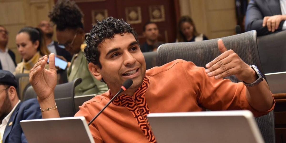 Racero califica congelamiento de gasolina en 2021 como 'bestialidad' que costó $37 billones