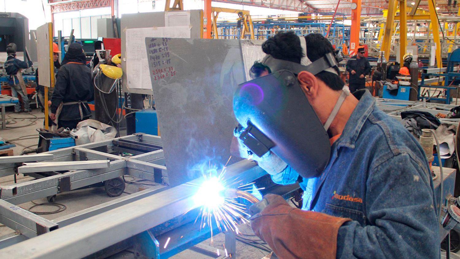 Sigue la caída de producción manufacturera en Colombia