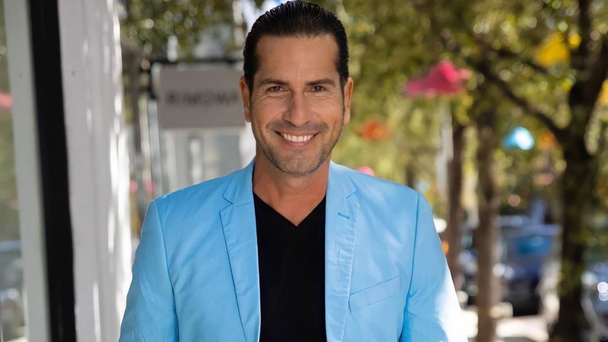 Gregorio Pernía sorprende en redes con desnudo parcial para promocionar sus servicios de jardinería