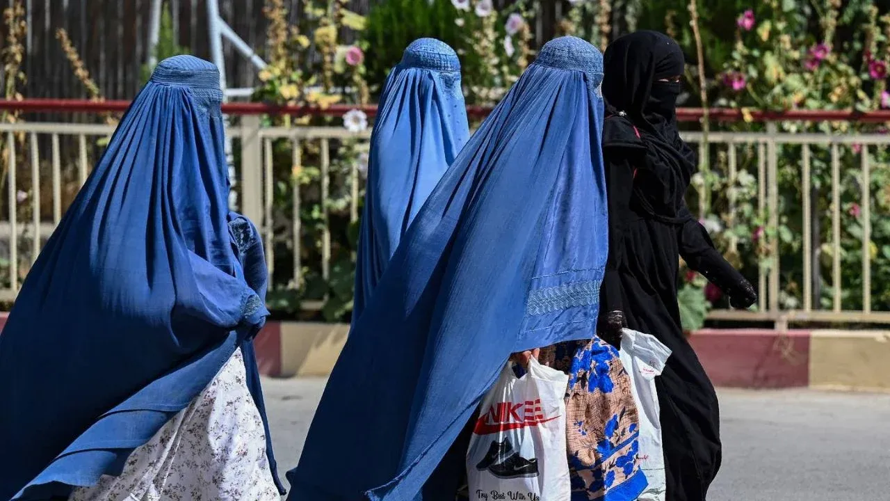 Mujeres no podrán cantar y los hombres no deben afeitarse