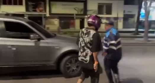 Con puñal en mano trató de librarse de un retén de tránsito