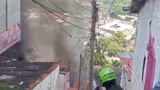 Incendio provocado arrasó con tres viviendas en el barrio La Independencia de Bucaramanga