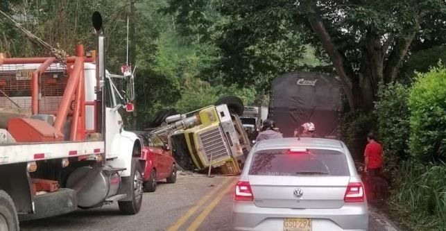 Camión volcado tiene colapsada la movilidad vía San Alberto