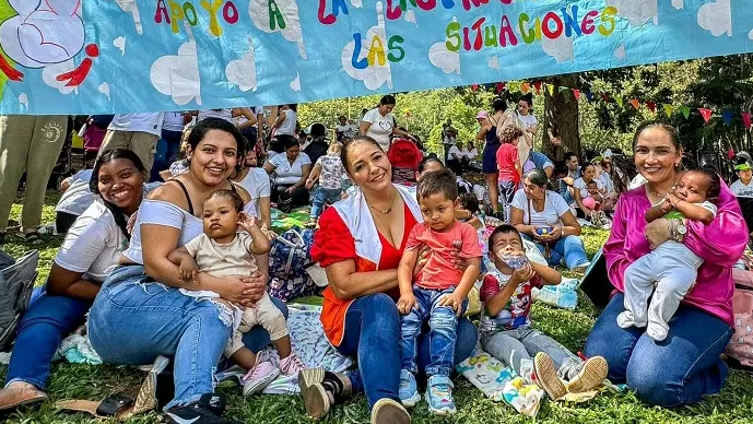 Más de mil madres lactantes se unieron en la gran lactatón de Piedecuesta