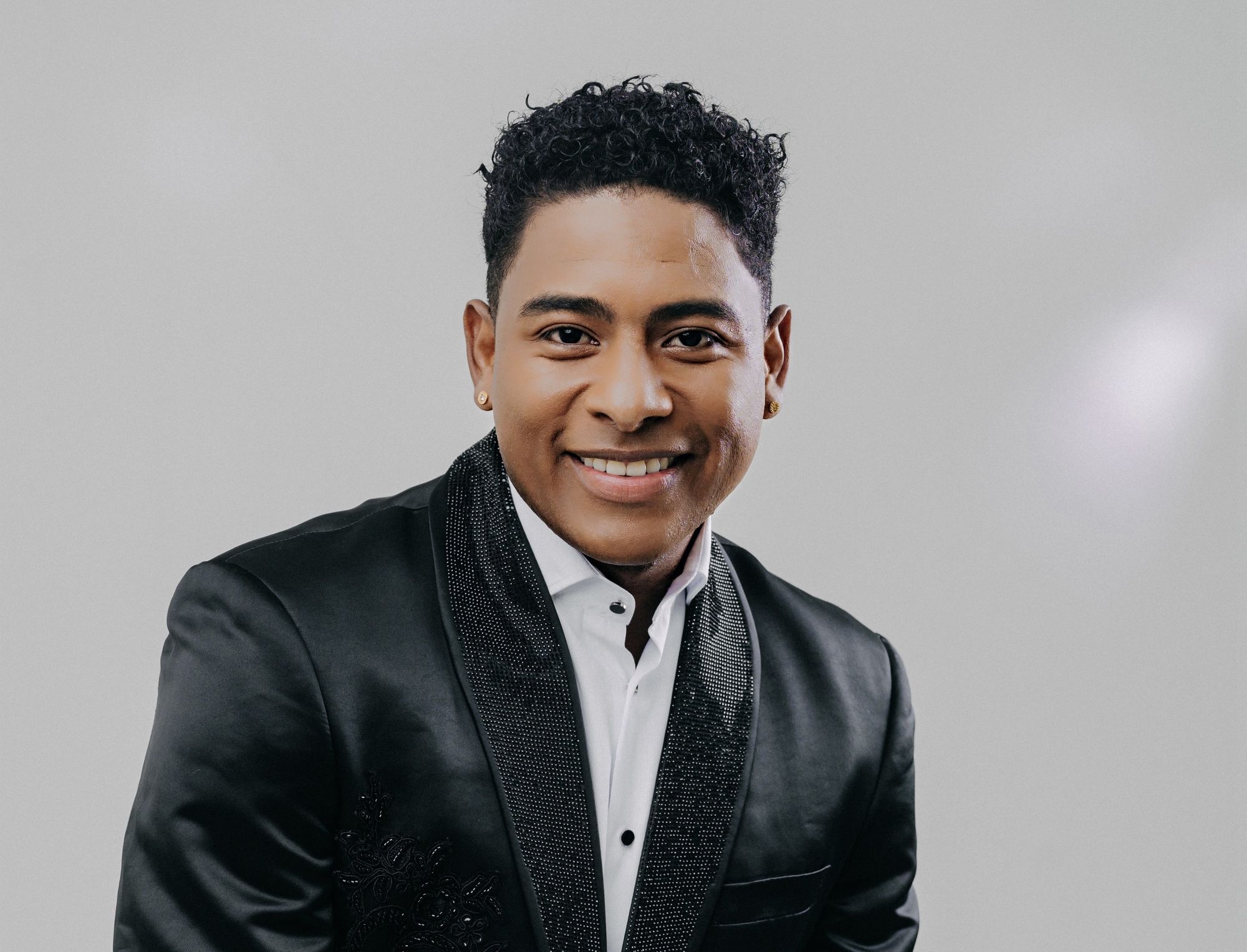 Alex Martínez con una canción para “La Interesada”