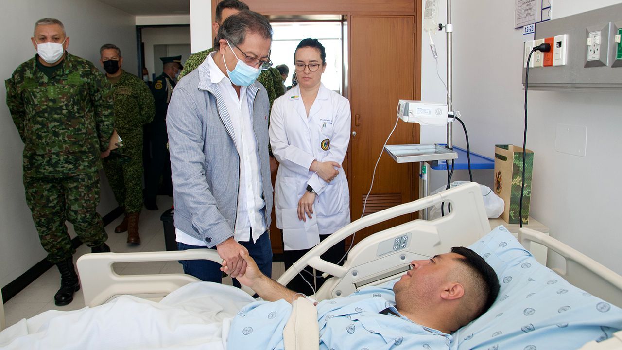 Petro visitó a los militares heridos en el atentado en Arauca