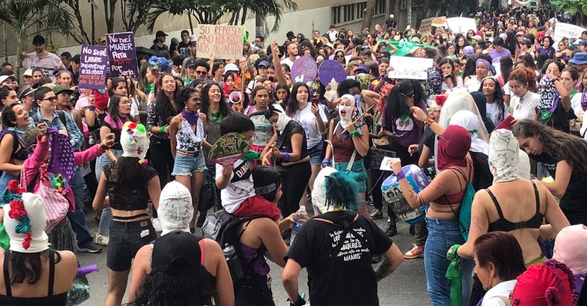 Más de 400 mujeres en Medellín sin defensa jurídica por cambio de contratista