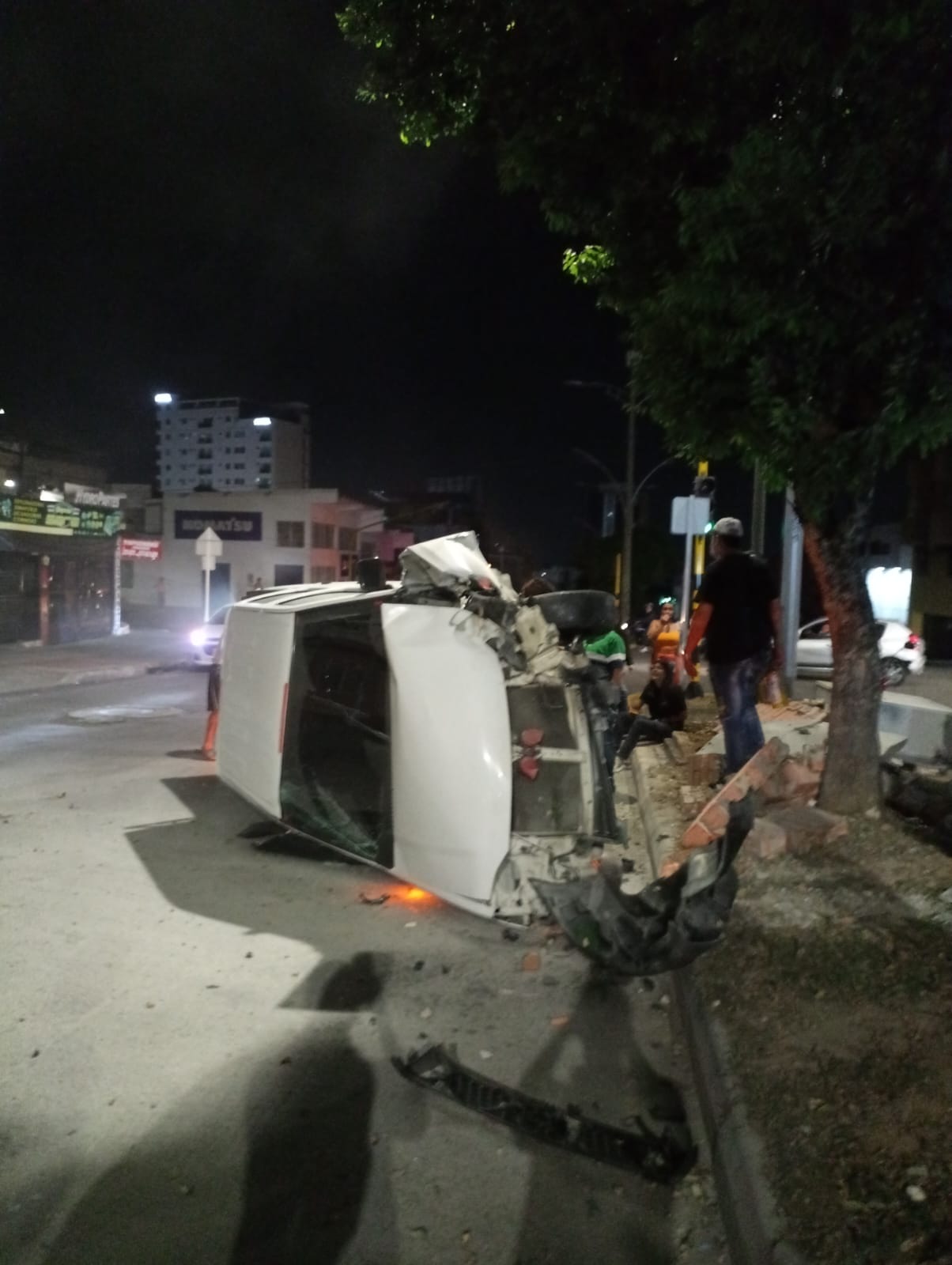 Del totazo acabó con el carro y con medio separador de la Quebrada Seca