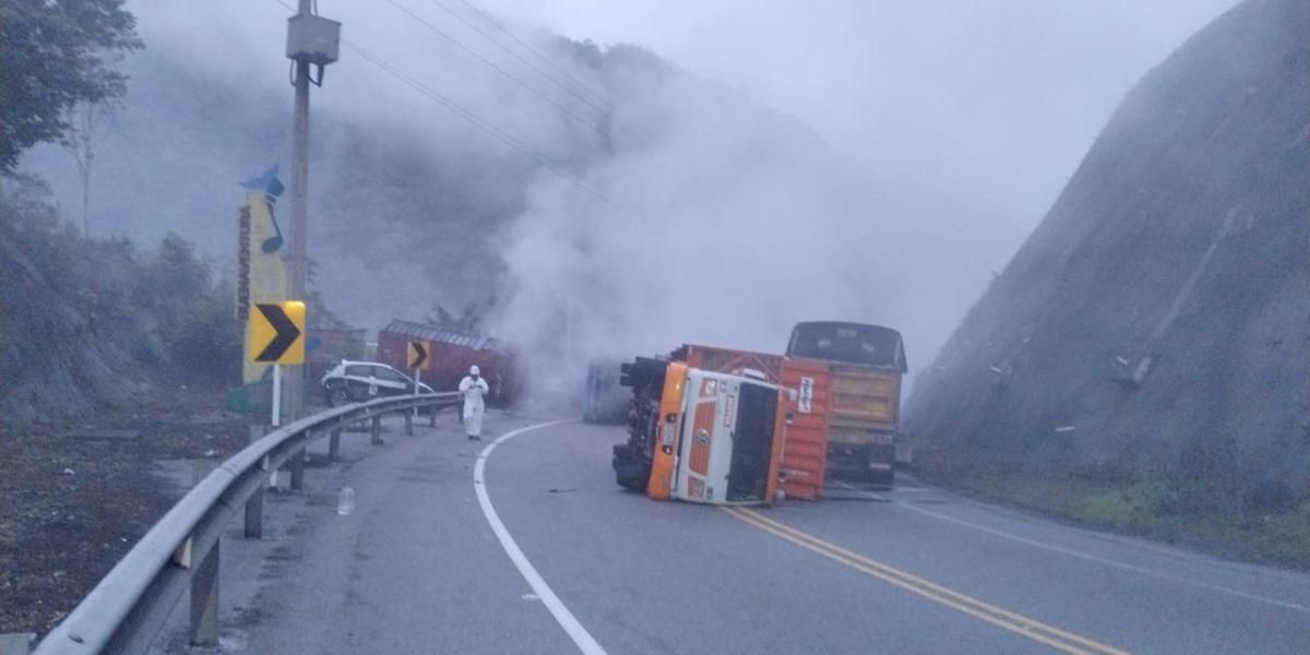 Accidente de camiones cierra vía Buga-Buenaventura