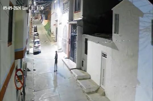 Piden a la Policía en Piedecuesta sancionar a mujer que realiza sus necesidades en la puerta de la casa de sus vecinos