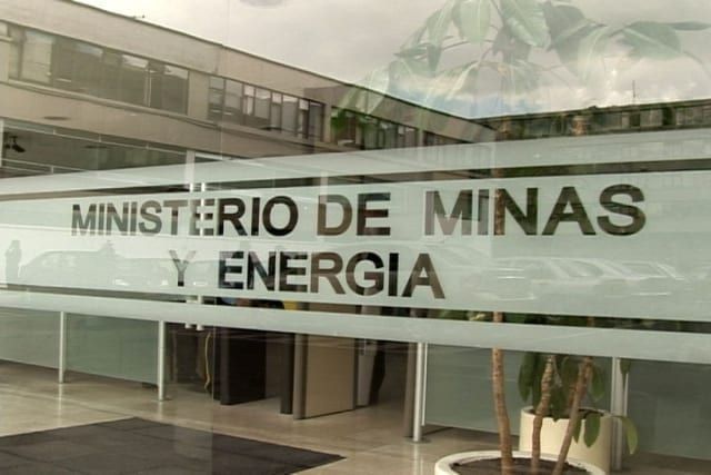 Colombia restringe exportaciones de energía a Ecuador por crisis energética