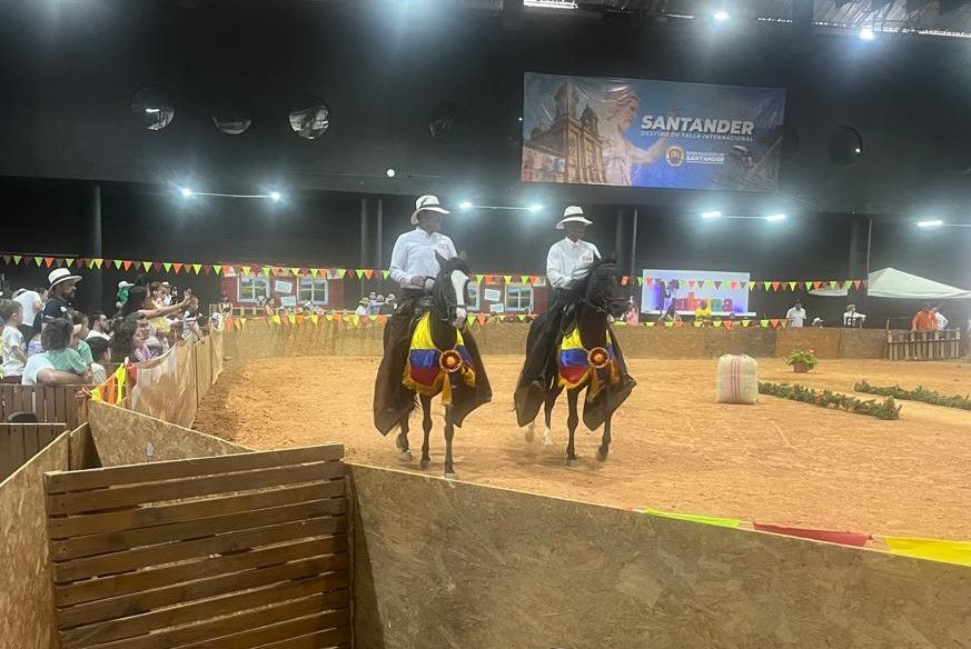 Competencia de jinetes en la feria anual de CENFER