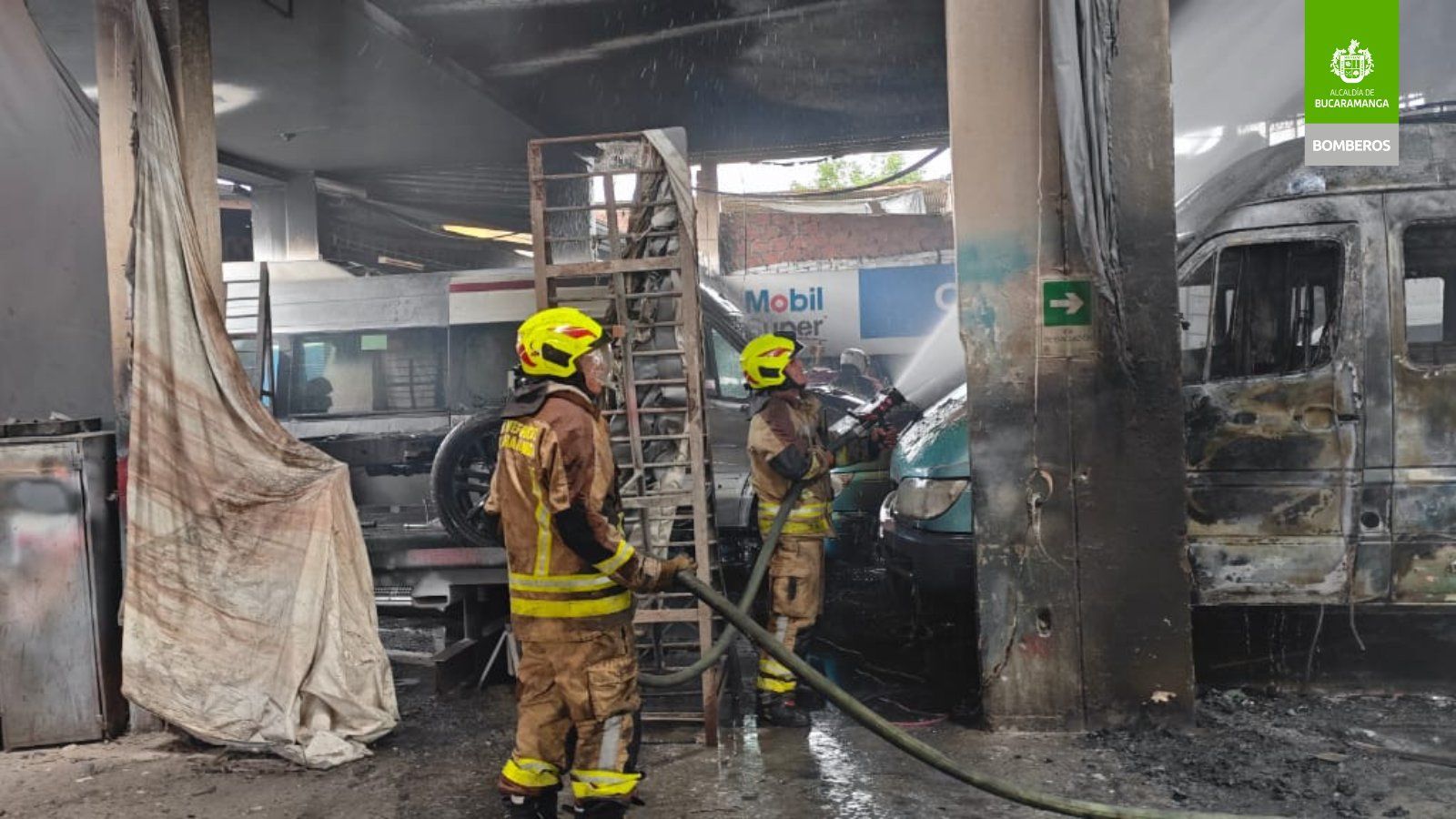 Incendio consumió dos busetas de transporte público