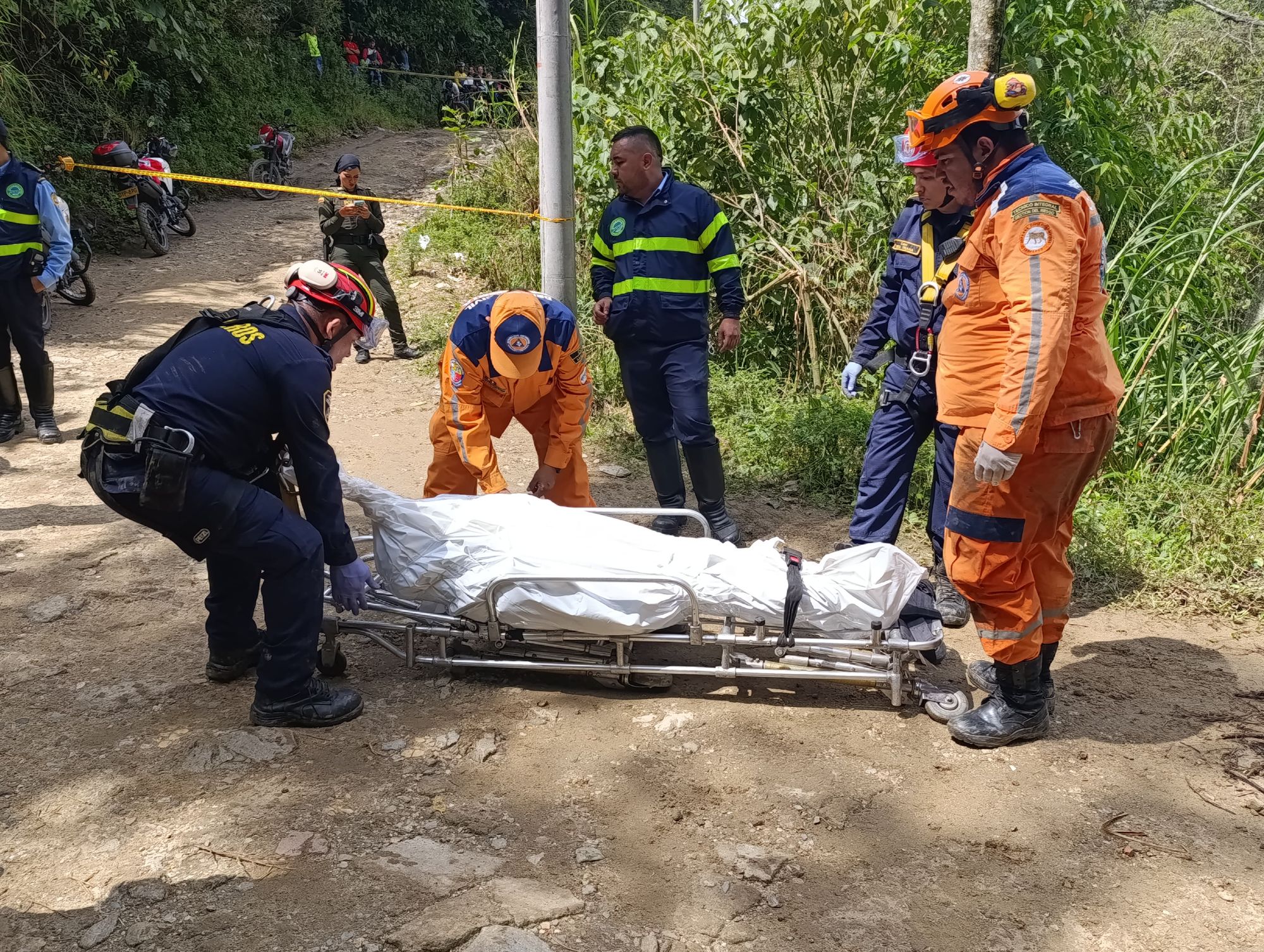 Pareja de motorizados cayó a un precipicio en Piedecuesta