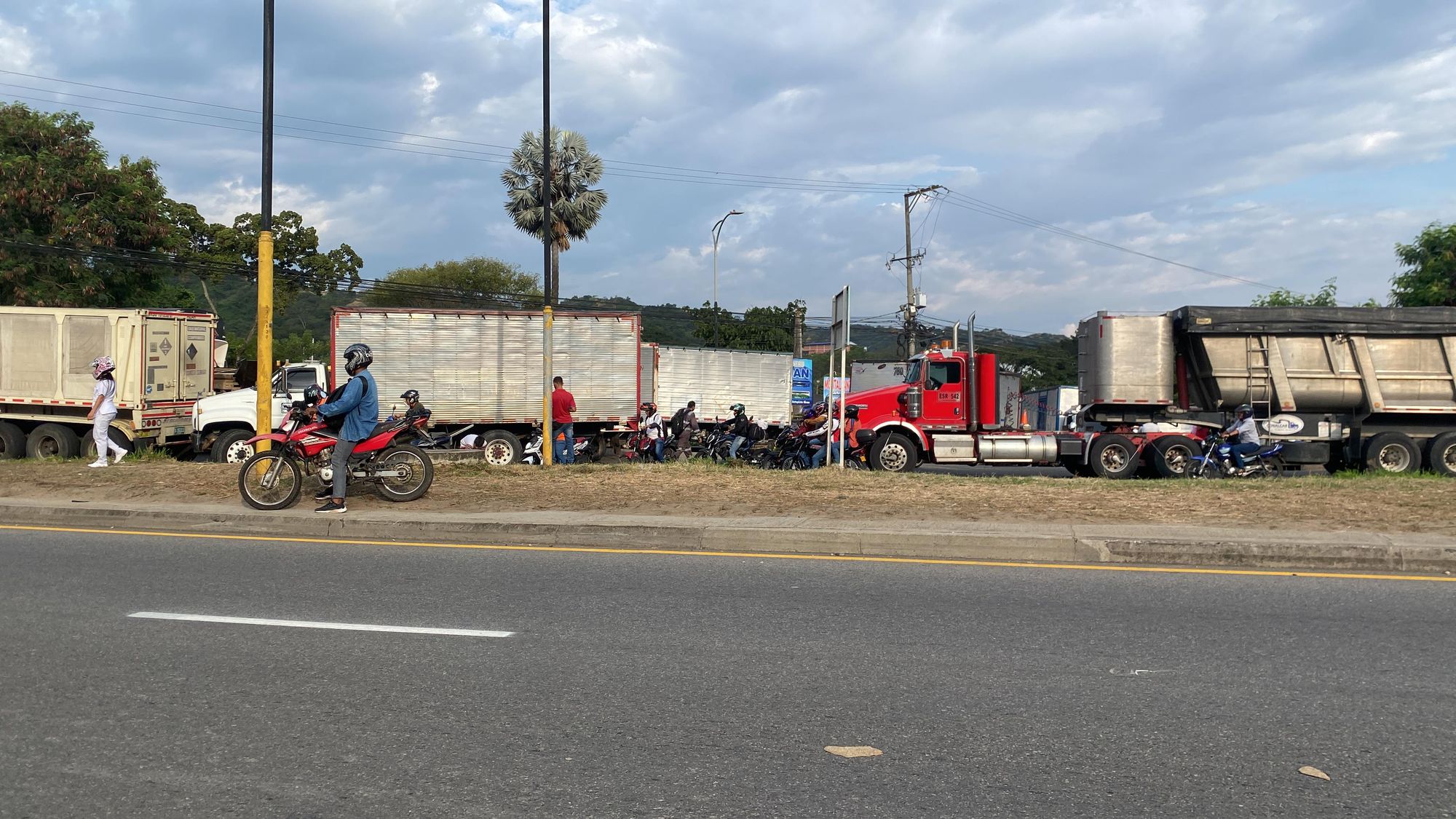 Girón suspende clases y actividades administrativas presenciales por bloqueos en las vías