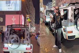 Hombre en Dubái regala iPhone 16 pegándolos en la parte trasera de su auto