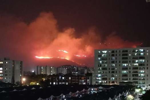 Incendio en Cali: Bomberos y Bambi Bucket luchan contra las llamas