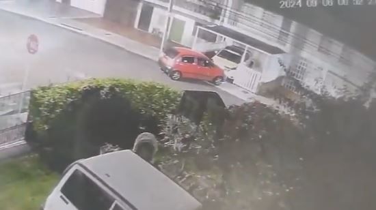 Mujer chocó un taxi y se dio a la fuga en Los Pinos