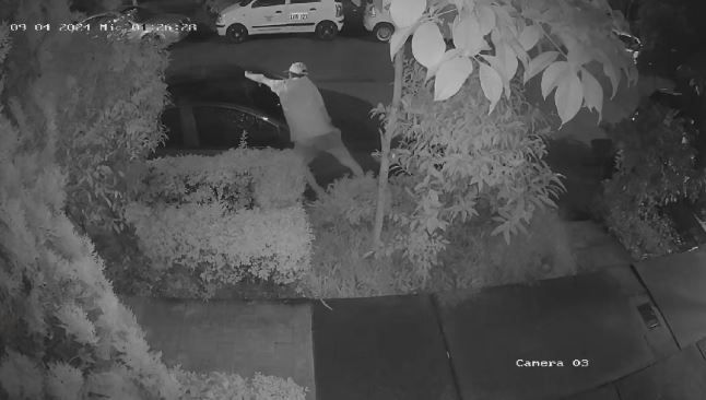 Habitante de calle habría aprovechado la noche para robar antena de un carro en Piedecuesta