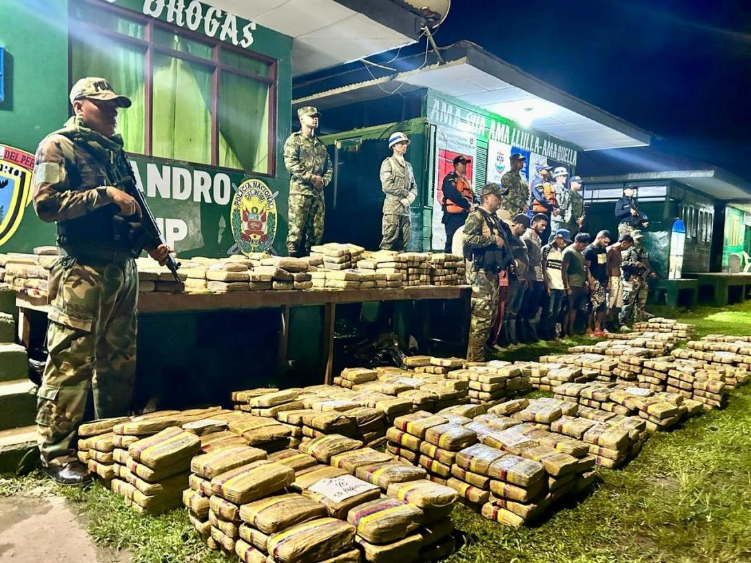 Ejército y Policía de Perú incautan tonelada de droga en operativo binacional