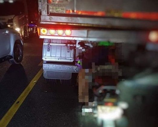 Santandereano quedó incrustado en el chasis de una tractomula tras fuerte accidente