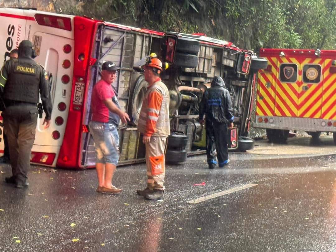 Exceso de velocidad o falla en los frenos: las hipótesis del accidente de bus que dejó un muerto y 20 heridos