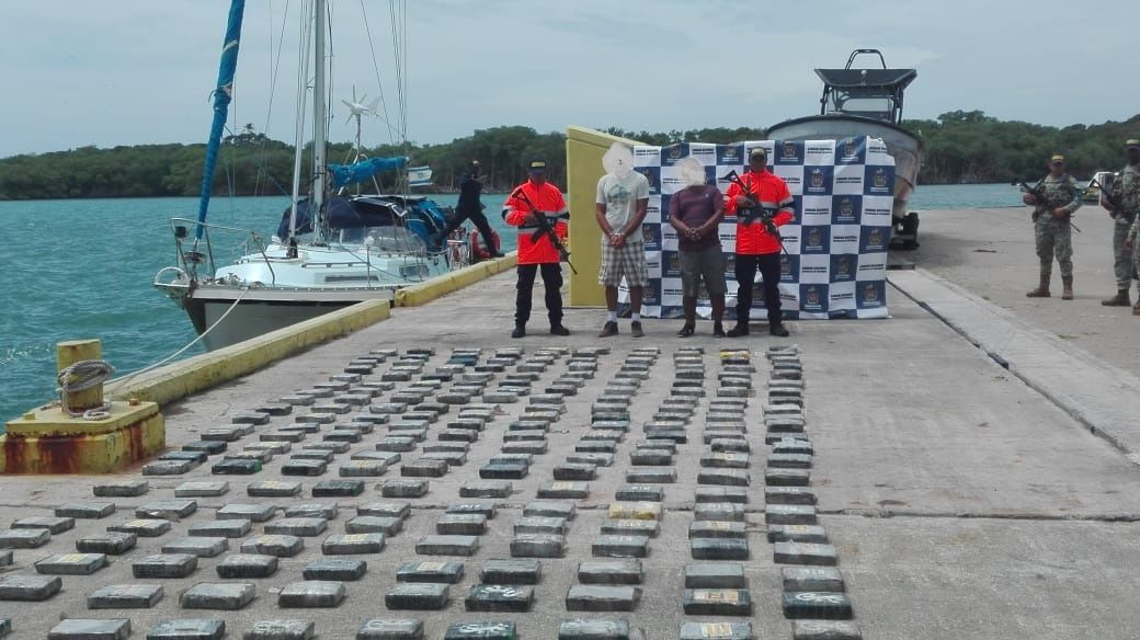 Armada captura a cinco Panameños transportando cocaína en el Caribe