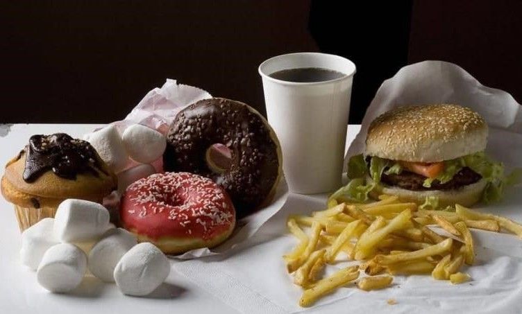 Buscan prohibir venta de comida chatarra en escuelas