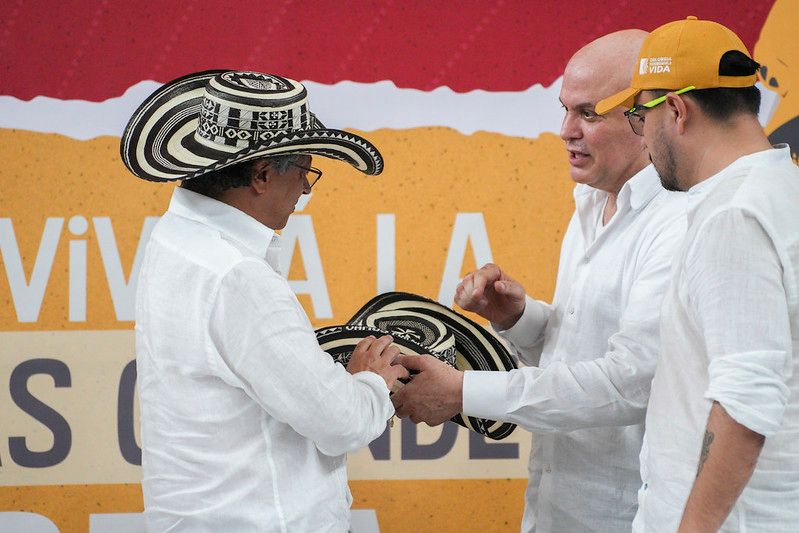 Abrazo de la paz entre Petro y Mancuso exjefe paramilitar